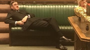 El líder de las Cámaras de los Comunes Jacob Rees Mogg se recostó en la bancada mientras el resto de diputados debatían sobre el 'brexit' 