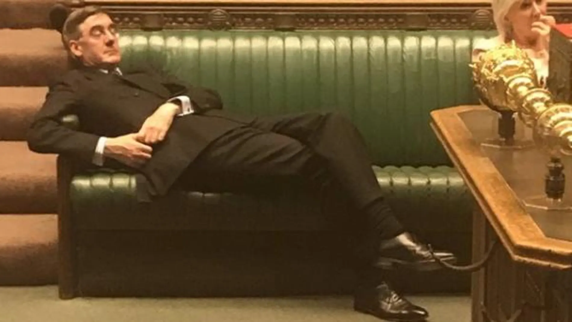El líder de las Cámaras de los Comunes Jacob Rees Mogg se recostó en la bancada mientras el resto de diputados debatían sobre el 'brexit' El líder de las Cámaras de los Comunes Jacob Rees Mogg se recostó en la bancada mientras el resto de diputados debatían sobre el 'brexit'