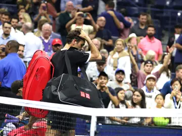 Roger Federer abandona la pista central del US Open tras caer ante Dimitrov Roger Federer abandona la pista central del US Open tras caer ante Dimitrov
