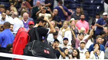 Roger Federer abandona la pista central del US Open tras caer ante Dimitrov