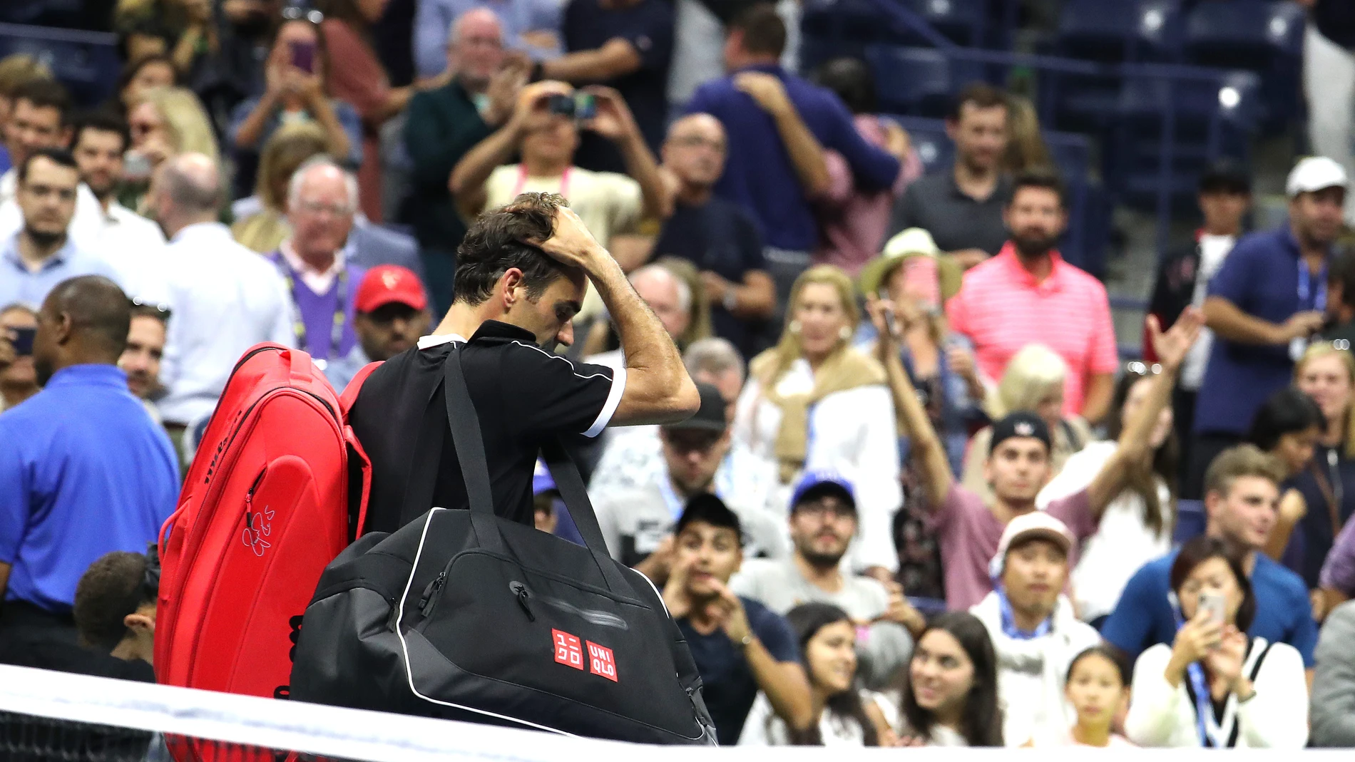 Roger Federer abandona la pista central del US Open tras caer ante Dimitrov Roger Federer abandona la pista central del US Open tras caer ante Dimitrov