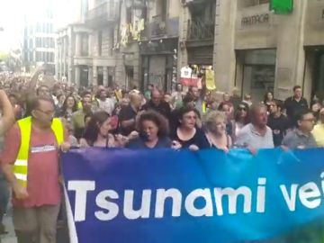 Medio millar de vecinos se manifiestan contra la inseguridad en Barcelona Medio millar de vecinos se manifiestan contra la inseguridad en Barcelona