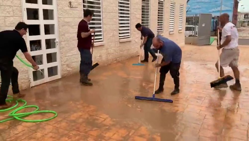 Egea se suma a las tareas de limpieza en San Javier tras el paso de la DANA