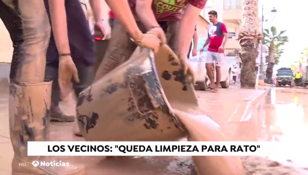 Los vecinos de Los Alcázares intentan restablecer la normalidad limpiando las calles llenas de barro