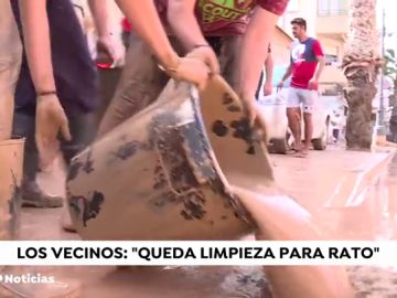 Los vecinos de Los Alcázares intentan restablecer la normalidad limpiando las calles llenas de barro