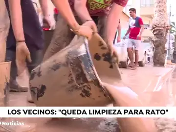 Los vecinos de Los Alcázares intentan restablecer la normalidad limpiando las calles llenas de barro Los vecinos de Los Alcázares intentan restablecer la normalidad limpiando las calles llenas de barro