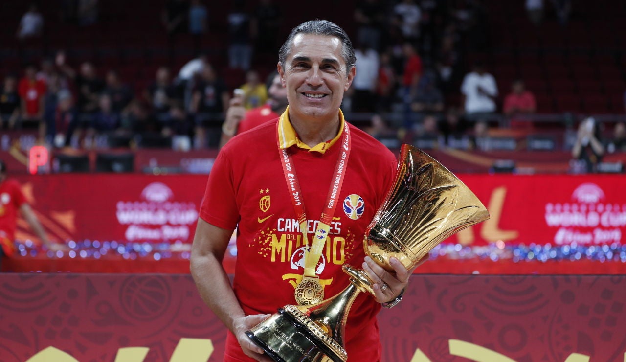 Sergio Scariolo con la Copa de campeón del mundo Sergio Scariolo con la Copa de campeón del mundo