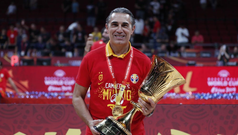 Sergio Scariolo con la Copa de campeón del mundo