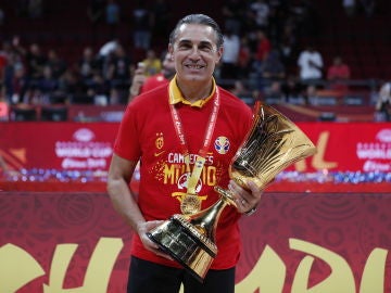 Sergio Scariolo con la Copa de campeón del mundo 