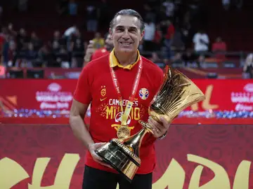 Sergio Scariolo con la Copa de campeón del mundo Sergio Scariolo con la Copa de campeón del mundo