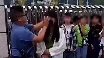 Un profesor chino desmaquilla a las alumnas a la entrada de clase