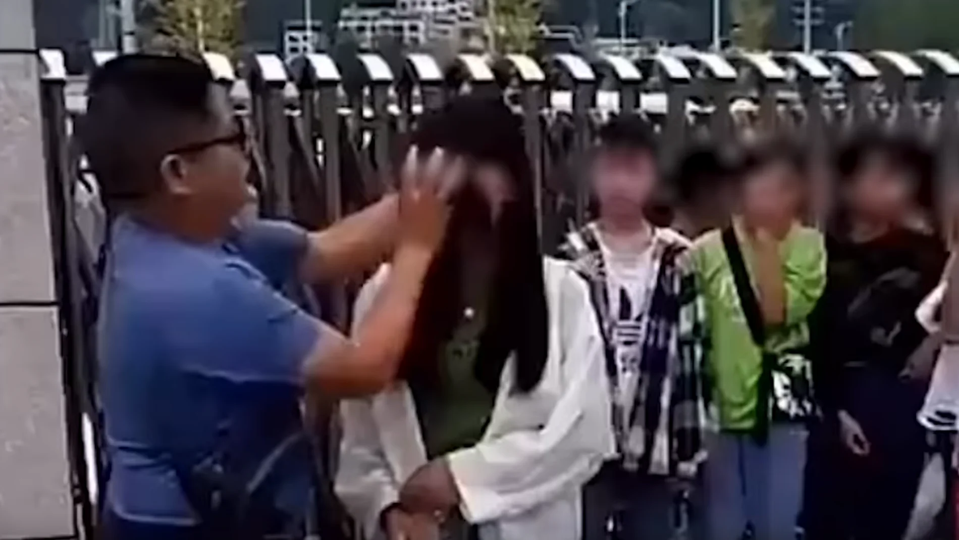 Un profesor chino desmaquilla a las alumnas a la entrada de clase Un profesor chino desmaquilla a las alumnas a la entrada de clase