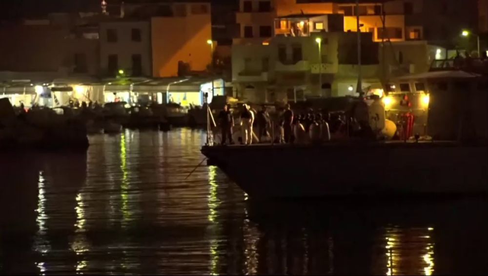 Los 82 migrantes del Ocean Viking desembarcan en Lampedusa
