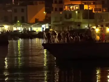 Los 82 migrantes del Ocean Viking desembarcan en Lampedusa Los 82 migrantes del Ocean Viking desembarcan en Lampedusa