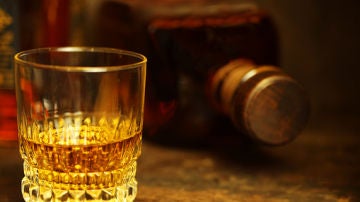 Imagen de archivo de una botella y un vaso de alcohol