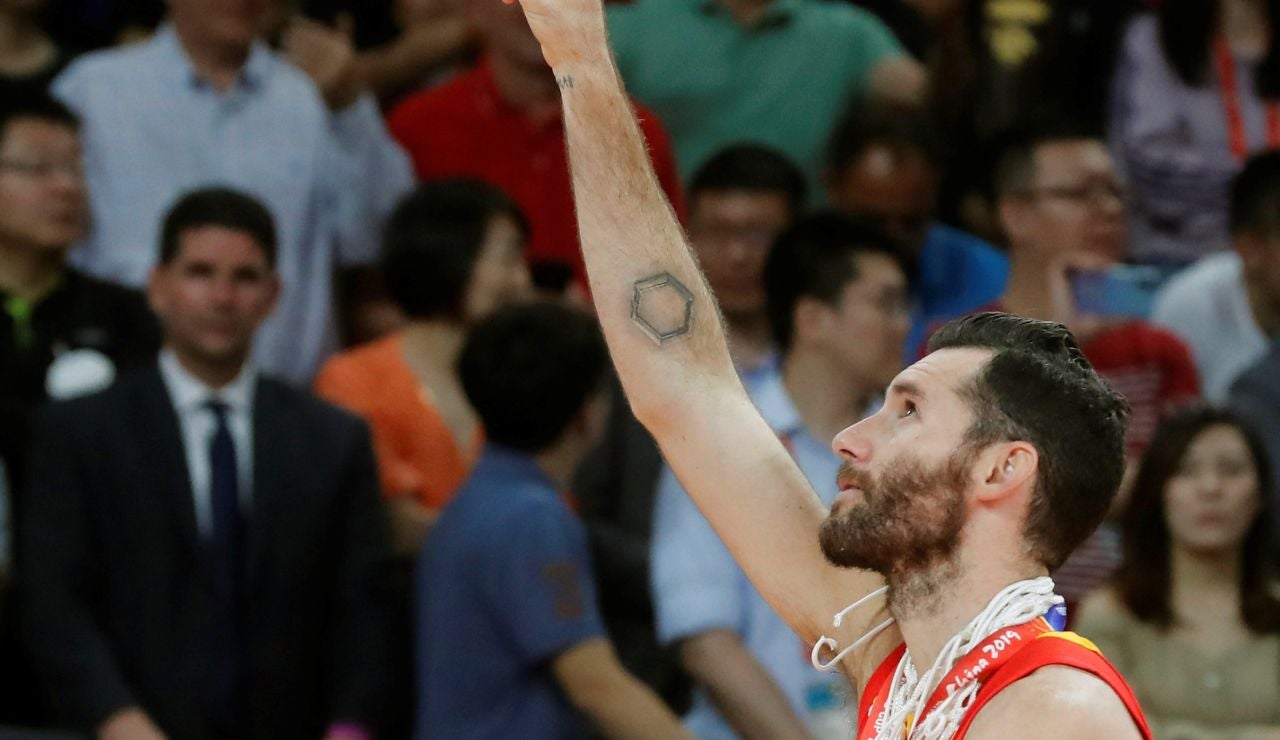 Rudy Fernández mira al cielo tras ser campeón del mundo Rudy Fernández mira al cielo tras ser campeón del mundo