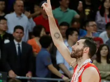 Rudy Fernández mira al cielo tras ser campeón del mundo Rudy Fernández mira al cielo tras ser campeón del mundo