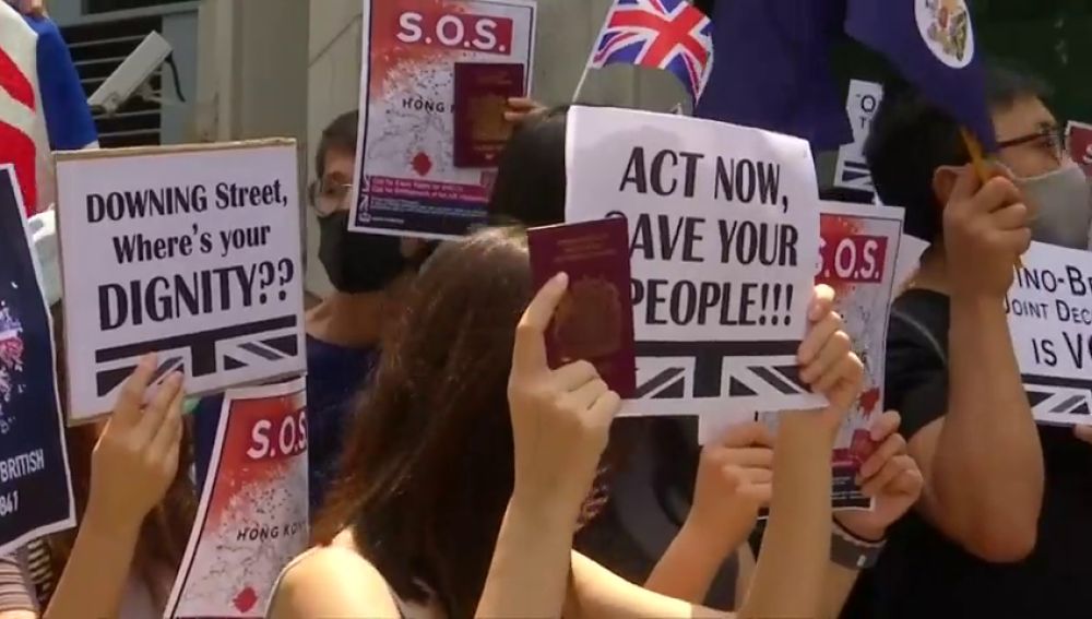Los manifestantes de Hong Kong cantan "Dios salve a la Reina" para llamar la atención de Reino Unido