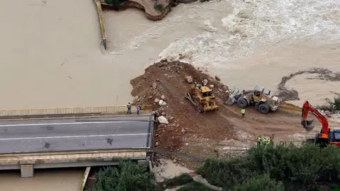 Antena 3 Noticias Fin de semana (15-09-19) Una rotura en la mota de Segura en Heradades obliga a evacuar a 200 vecinos por las inundaciones de la DANA Antena 3 Noticias Fin de semana (15-09-19) Una rotura en la mota de Segura en Heradades obliga a evacuar a 200 vecinos por las inundaciones de la DANA