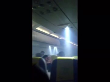 Un avión de vueling aterriza de emergencia en el Prat tras llenarse de humo la cabina de pasajeros