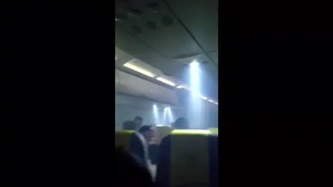 Un avión de vueling aterriza de emergencia en el Prat tras llenarse de humo la cabina de pasajeros Un avión de vueling aterriza de emergencia en el Prat tras llenarse de humo la cabina de pasajeros