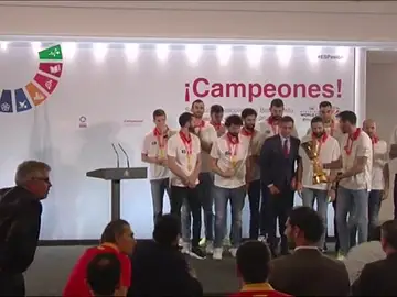 El presidente Pedro Sánchez recibe en la Moncloa a los campeones del Mundial de baloncesto El presidente Pedro Sánchez recibe en la Moncloa a los campeones del Mundial de baloncesto