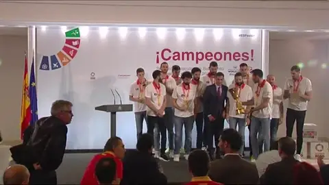 El presidente Pedro Sánchez recibe en la Moncloa a los campeones del Mundial de baloncesto El presidente Pedro Sánchez recibe en la Moncloa a los campeones del Mundial de baloncesto