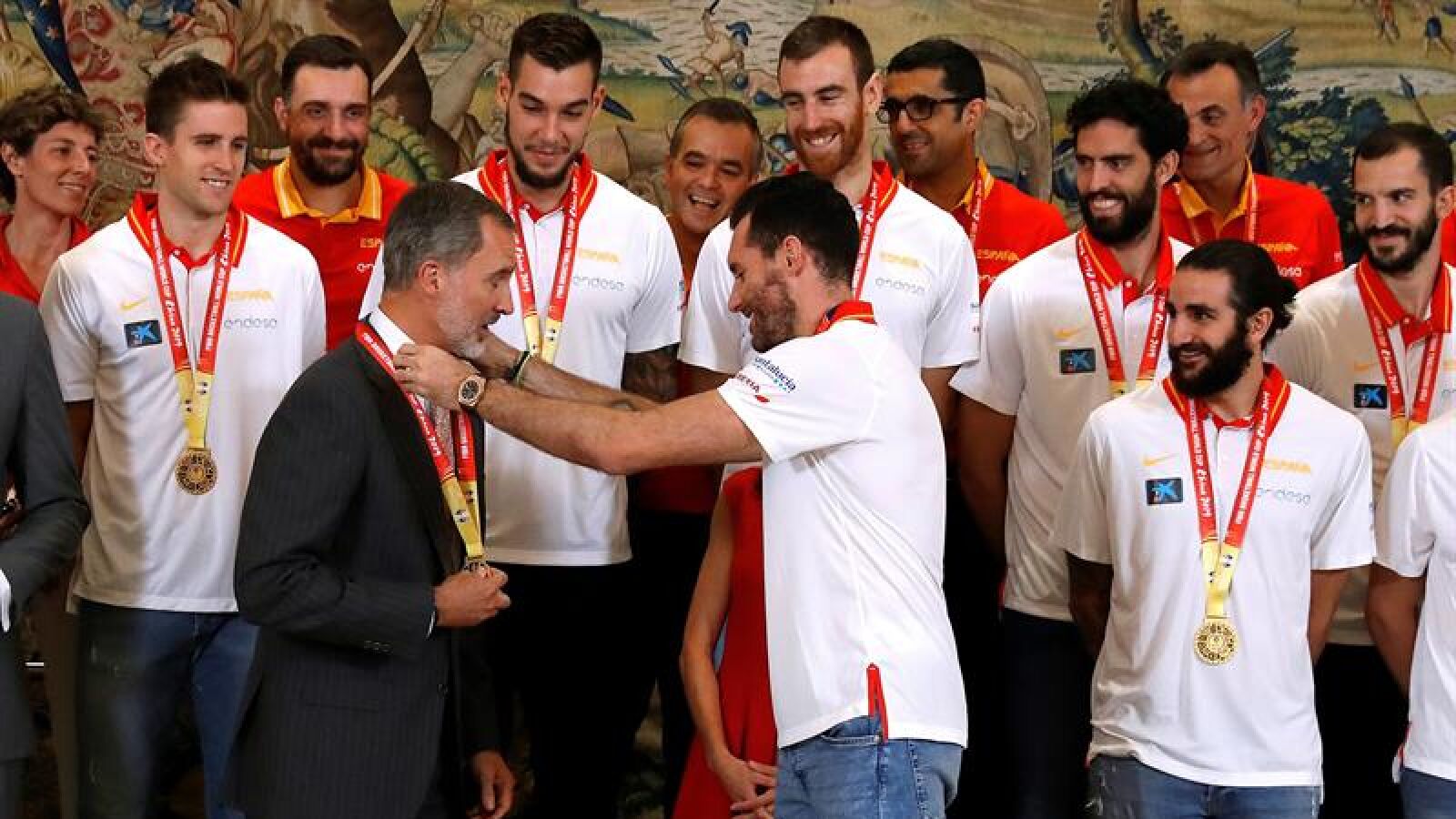 La Selección de baloncesto ofrece el trofeo mundialista a los reyes de España