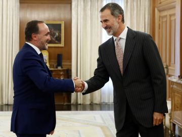 El rey Felipe VI saluda al líder de la coalición Navarra Suma, Javier Esparza