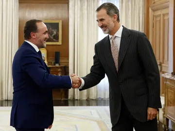 El rey Felipe VI saluda al líder de la coalición Navarra Suma, Javier Esparza El rey Felipe VI saluda al líder de la coalición Navarra Suma, Javier Esparza