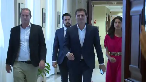 Rivera y Casado se reúnen esta tarde en privado para analizar una eventual abstención que haga presidente a Sánchez Rivera y Casado se reúnen esta tarde en privado para analizar una eventual abstención que haga presidente a Sánchez