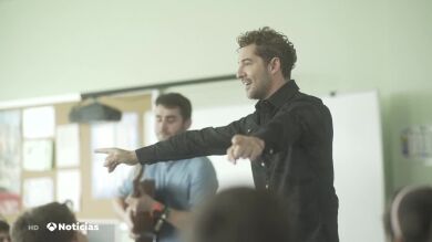 David Bisbal sorprende a unos niños madrileños al convertirse en su profesor de música por un día