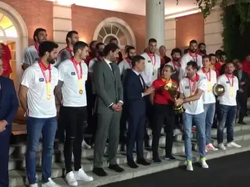 Sánchez no quiere la copa: el Presidente con mucha timidez le niega coger la copa a Rudy Sánchez no quiere la copa: el Presidente con mucha timidez le niega coger la copa a Rudy
