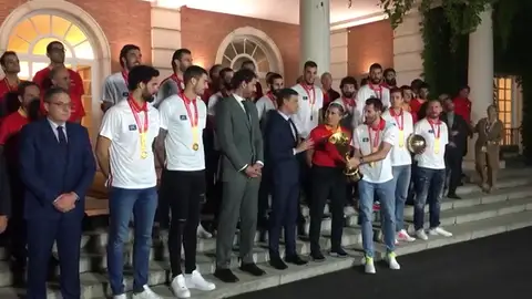 Sánchez no quiere la copa: el Presidente con mucha timidez le niega coger la copa a Rudy Sánchez no quiere la copa: el Presidente con mucha timidez le niega coger la copa a Rudy