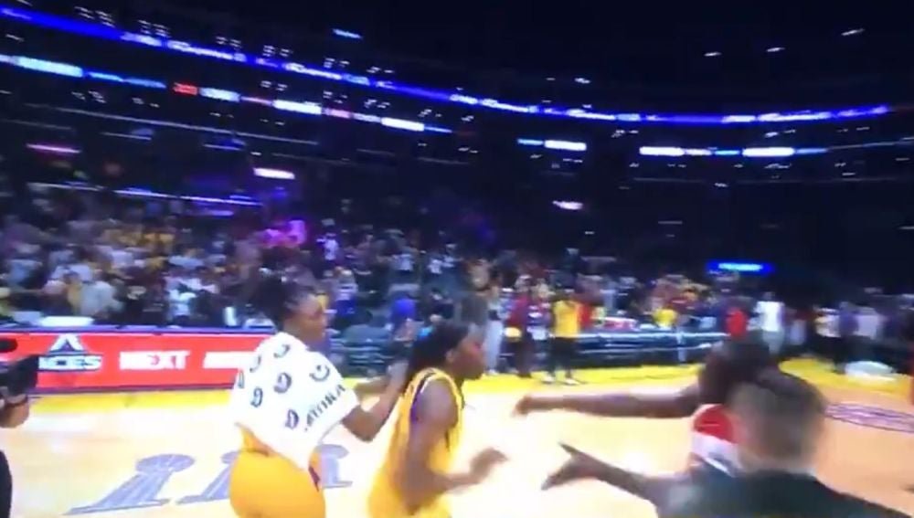 Momento del intento de la agresión en el Staples Center