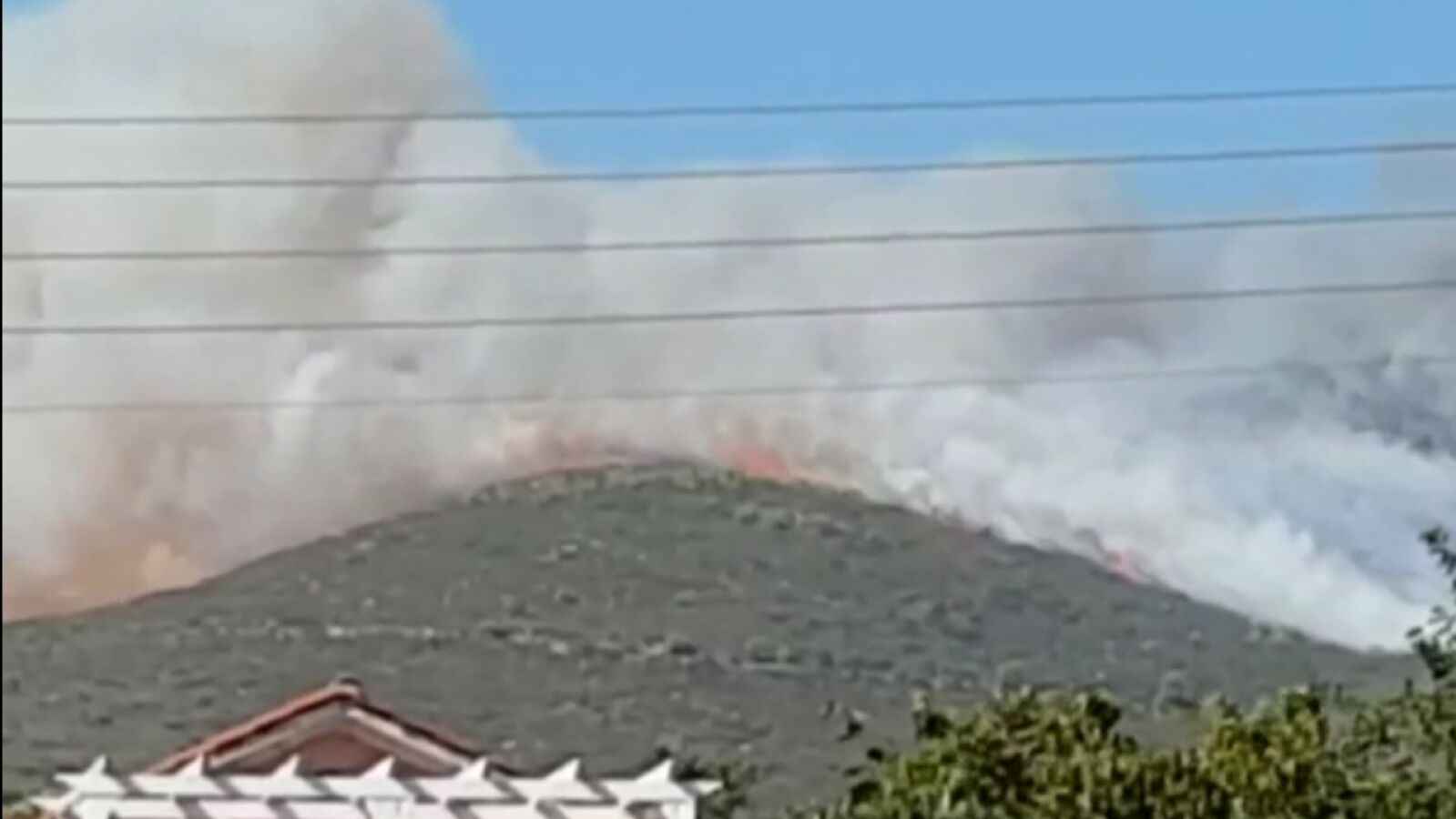 Un incendio forestal en la isla griega de Zante obliga a evacuar a unas 300 personas
