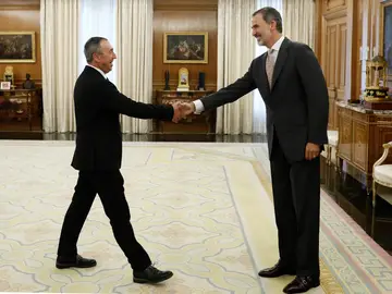 El rey Felipe VI saluda al diputado de Compromís, Joan Baldoví, dentro de la ronda de consultas El rey Felipe VI saluda al diputado de Compromís, Joan Baldoví, dentro de la ronda de consultas