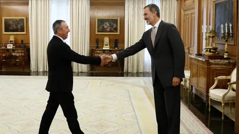El rey Felipe VI saluda al diputado de Compromís, Joan Baldoví, dentro de la ronda de consultas El rey Felipe VI saluda al diputado de Compromís, Joan Baldoví, dentro de la ronda de consultas