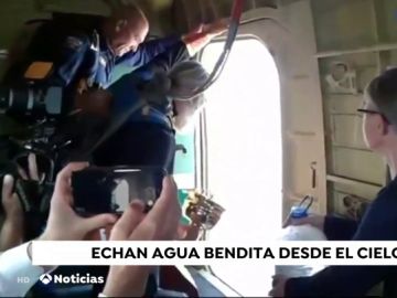 Unos religiosos rusos lanzan agua bendita desde una avioneta para librar a una ciudad de &#39;borracheras y fornicación&#39;