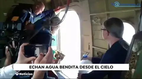 Unos religiosos rusos lanzan agua bendita desde una avioneta para librar a una ciudad de 'borracheras y fornicación' Unos religiosos rusos lanzan agua bendita desde una avioneta para librar a una ciudad de 'borracheras y fornicación'