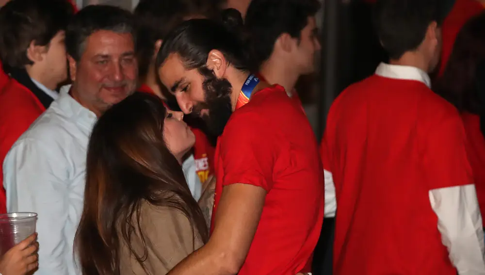 Ricky Rubio celebra con su novia ser campeón del mundo de Baloncesto 