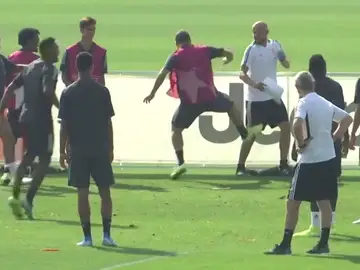 La 'ida de olla' de Higuaín: se pica en un 'rondo' y lo paga a patadas con un entrenador La 'ida de olla' de Higuaín: se pica en un 'rondo' y lo paga a patadas con un entrenador