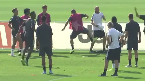 La 'ida de olla' de Higuaín: se pica en un 'rondo' y lo paga a patadas con un entrenador La 'ida de olla' de Higuaín: se pica en un 'rondo' y lo paga a patadas con un entrenador