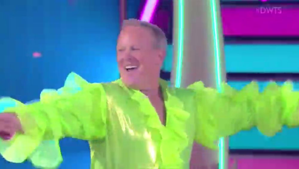El ex portavoz de la Casa Blanca Sean Spicer participa en un popular concurso de baile