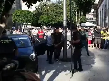 El autor confeso del crimen machista de Valga pasa a disposición judicial entre gritos de "asesino, hijo de puta" El autor confeso del crimen machista de Valga pasa a disposición judicial entre gritos de "asesino, hijo de puta"