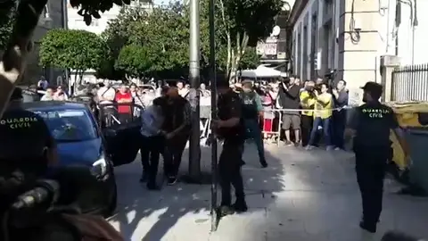 El autor confeso del crimen machista de Valga pasa a disposición judicial entre gritos de "asesino, hijo de puta" El autor confeso del crimen machista de Valga pasa a disposición judicial entre gritos de "asesino, hijo de puta"