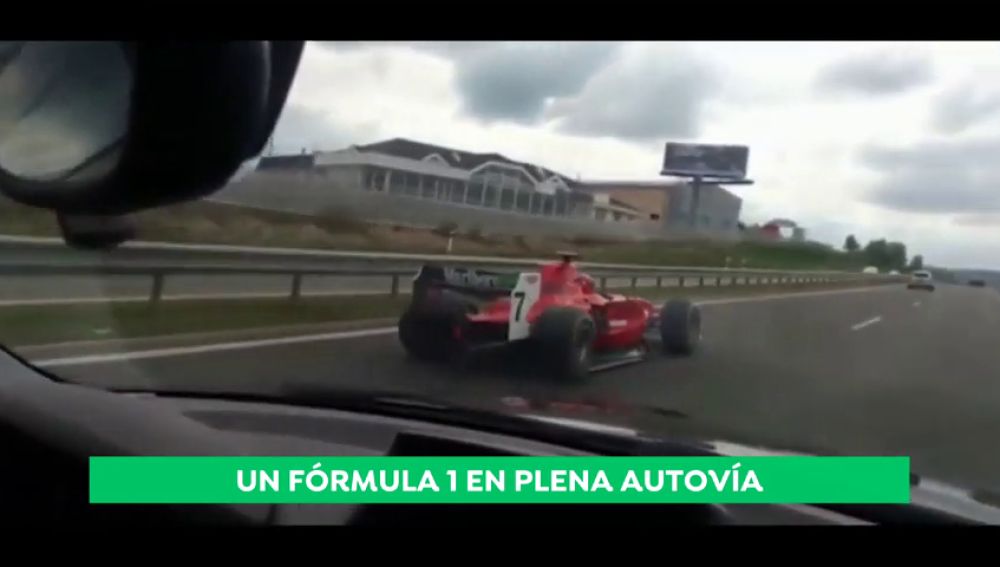 Lo nunca visto en la carretera: ¡un Fórmula 1 le adelanta en plena autovía!