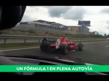 Lo nunca visto en la carretera: ¡un Fórmula 1 le adelanta en plena autovía! Lo nunca visto en la carretera: ¡un Fórmula 1 le adelanta en plena autovía!
