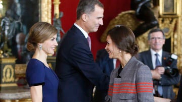 La reina Letizia junto a su estilista, Eva Fernández La reina Letizia junto a su estilista, Eva Fernández