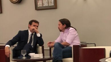 Rivera e Iglesias comparten confidencias en la cafetería del Congreso